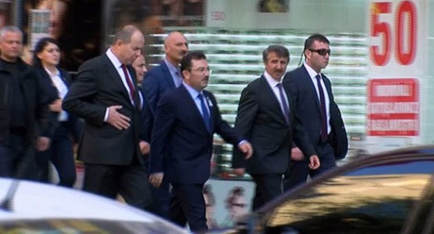 Şehit cenazesine katıldı, bakanlığa yürüyerek gitti