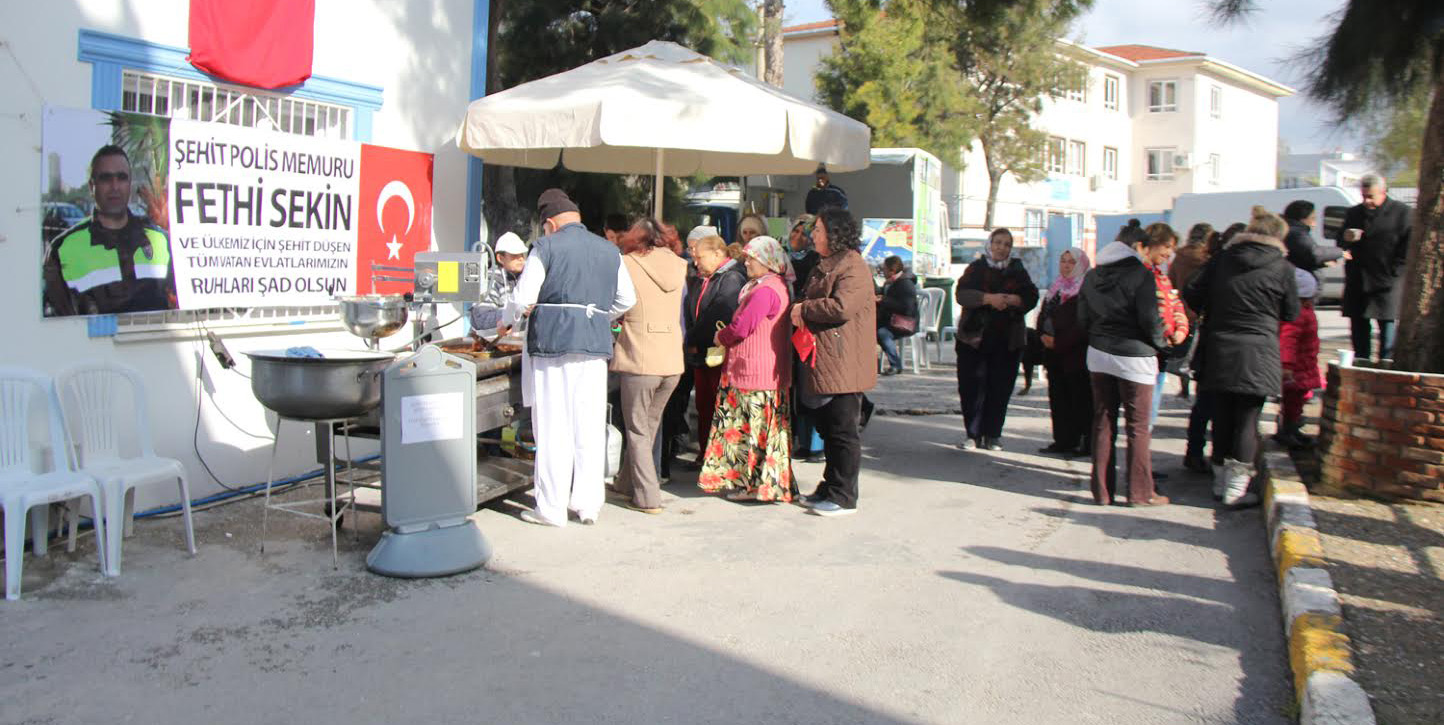 ŞEHİTLER İÇİN URLA’DA LOKMA DÖKÜLDÜ