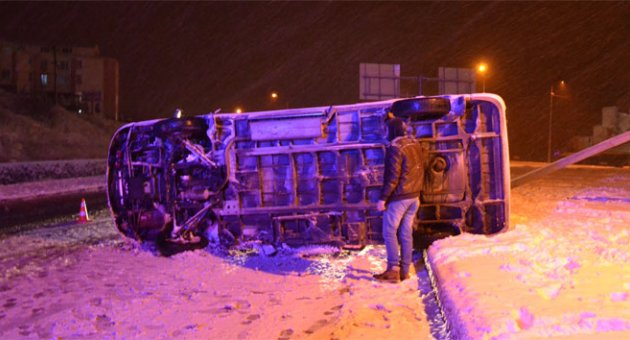 Servis minibüsü devrildi: 2 yaralı