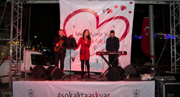 Sevgi Yolu'nda hayat, sokakta aşk vardı