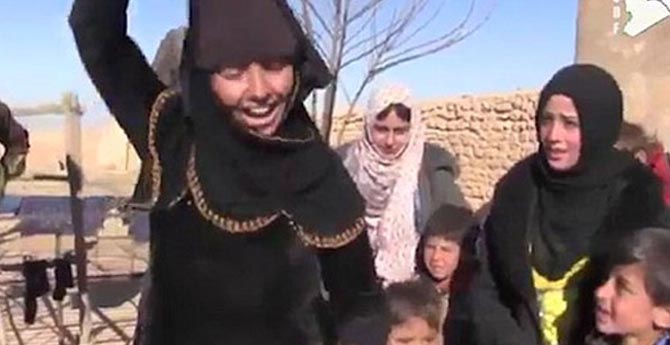 Sevinçlerini Burkalarını Yakarak Gösterdiler!