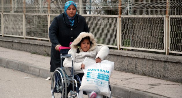 Şeydanur'un soğuk havada okul yolculuğu