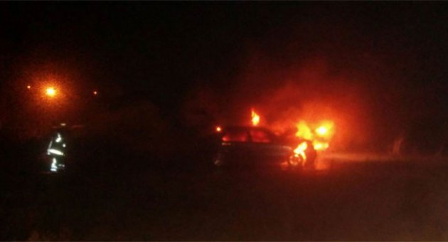 Seyir halindeki otomobil alev aldı