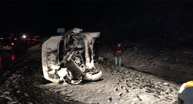 Şiddetli kar nedeniyle işçi servisi devrildi: 5 yaralı!