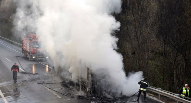 Sıfır otobüs alev alev yandı