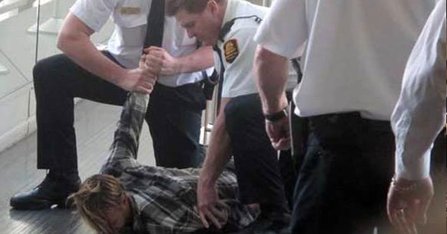 Sığınmacılar İçin Meclis'i Bastılar!