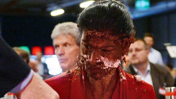 Sol Parti Meclis Grubu Eşbaşkanı Suratına Pasta Yedi