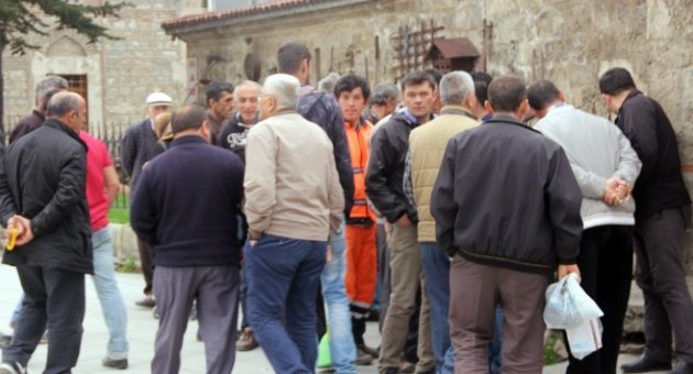 Şüpheli paketi görmek için birbirlerini ezdiler