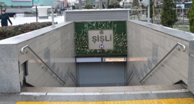 Şüpheli paket metro istasyonunu kapattırdı