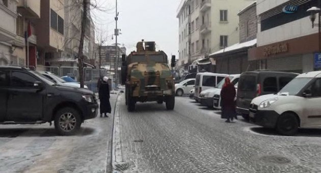 Sur’da patlama: 4 asker, 1 sivil yaralandı