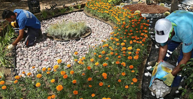 Taçsız Kral'ın Heykeli Konak'ta Açılacak