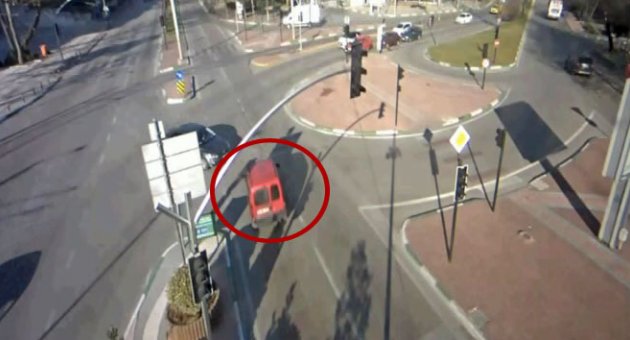 Takla atan araç kameralara böyle yansıdı