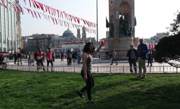 Taksim'de bıçaklı kadın panik yarattı!