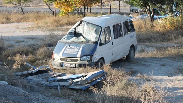 Tarım işçilerini taşıyan minibüs takla attı