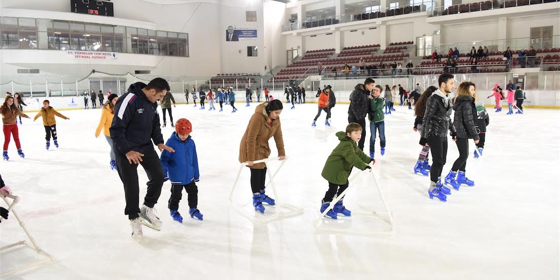 Tatilde Bornova'da buz pateni keyfi