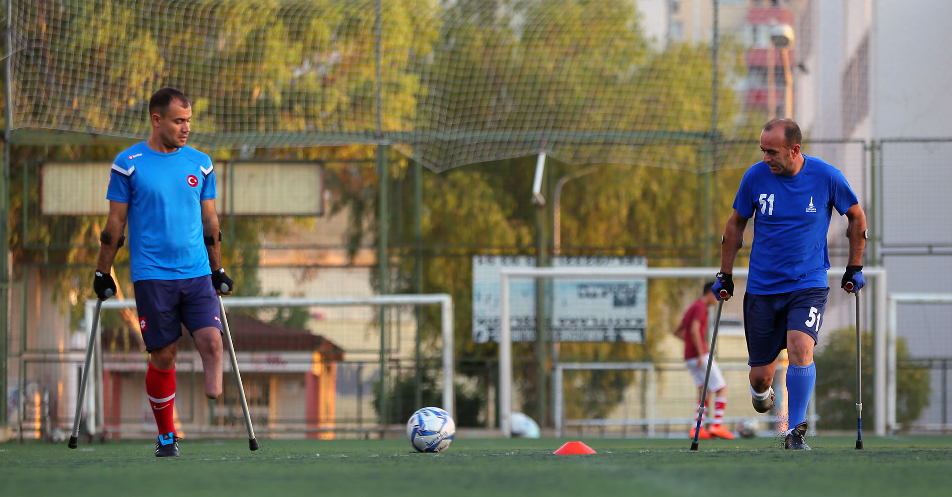 Tek bacakla futbol mu oynanır?