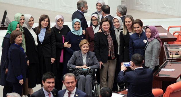 Tekerlekli sandalyeli vekile kadın vekillerden destek