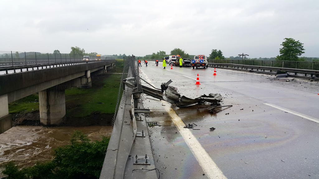 TEM'de Feci Kaza: 4 Kişi Yaralandı!