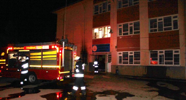 Teröristler Diyarbakır’da okul yaktı