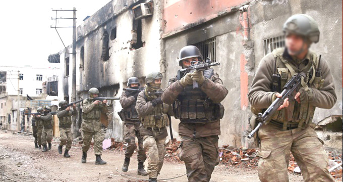 Teröristler Patlayıcıyla Saldırdı: 1'i Ağır 4 Asker Yaralı