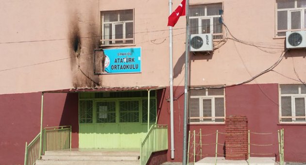 Teröristler yine okullara saldırdı