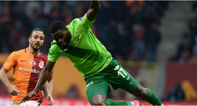 Tesislerde olay! İki furbolcu yumruk yumruğa birbirlerine girdi!