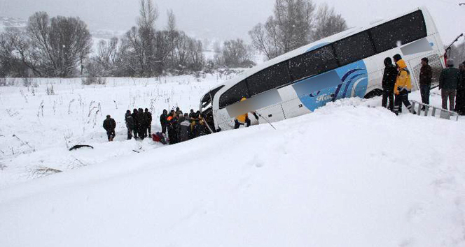 TIR'a çarpan yolcu otobüsü şarampole uçtu: 14 yaralı