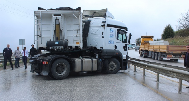 TIR makasladı, araçlar kaydı