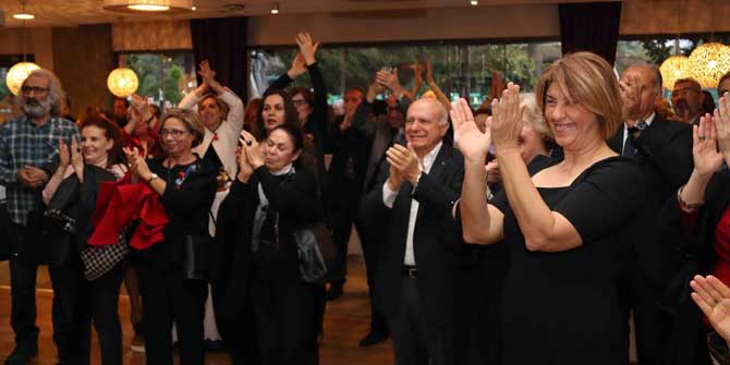 Topluma Uzanan Ellere Ödül