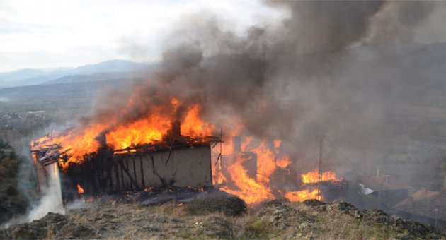 Tosya’da 5 ev kül oldu