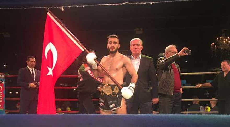 Türkiye Cumhuriyeti Bayrağı'nı Melbourne'da Dalgalandırdı