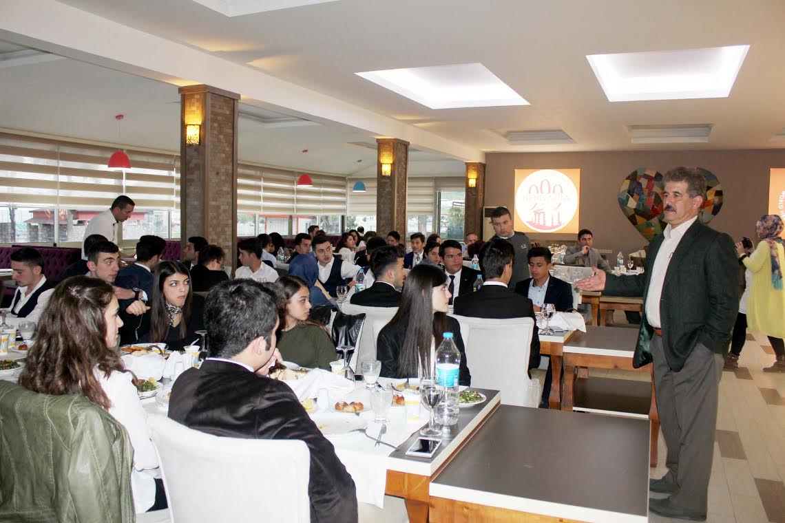 TÜRKİYE ÖĞRENCİ MECLİSİ İZMİR-BERGAMA ÇALIŞTAYINDA BARIŞ İSTEDİLER.