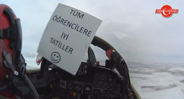 Türk yıldızlarından öğrencilere karne hediyesi