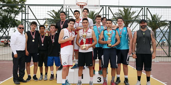 Turnuvanın şampiyonları kupayı Ata'ya armağan etti