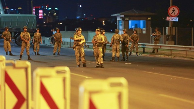 Tutuklu üsteğmenden olay yaratacak sözler: Alkışlarla uğurladılar