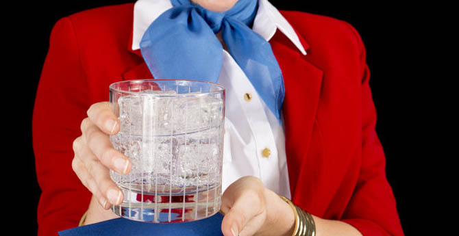 Uçuş Görevlileri Neden Uçakta Bir Şey İçmez?