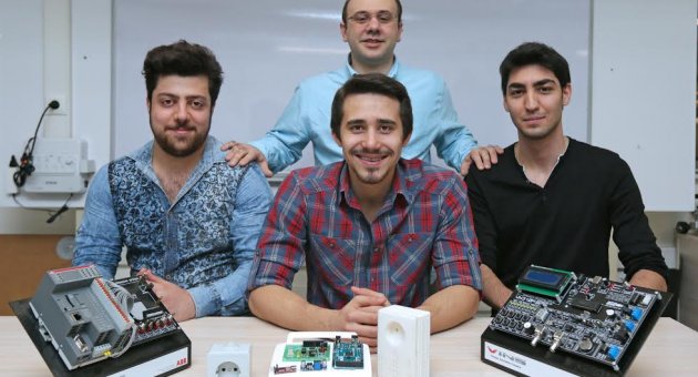 Üniversiteli  gençlerden akıllı priz