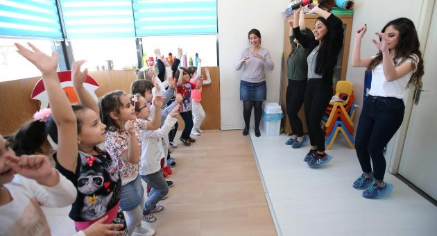 Üniversitelilerden miniklere eğitim