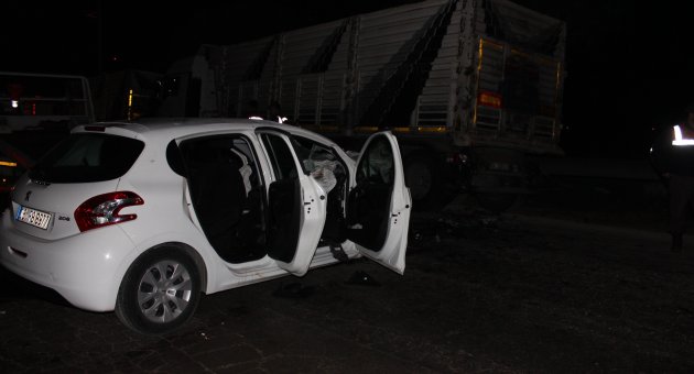 ÜNİVERSİTE ÖĞRENCİLERİ KAZA YAPTI: 2 ÖLÜ, 3 YARALI