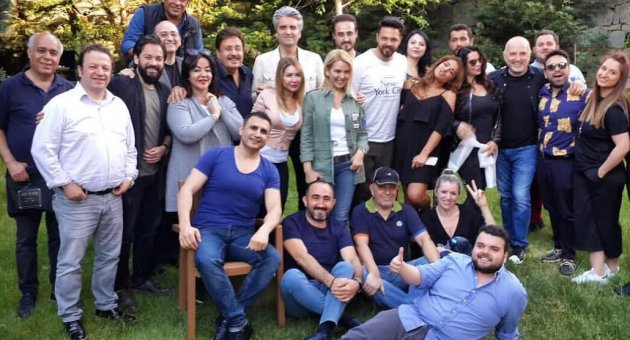 ÜNLÜLER YAZA MERHABA PARTİSİNDE BULUŞTU