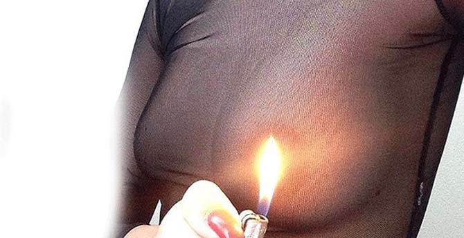 Ünlü Modelden Göğüs Yakmalı Protesto