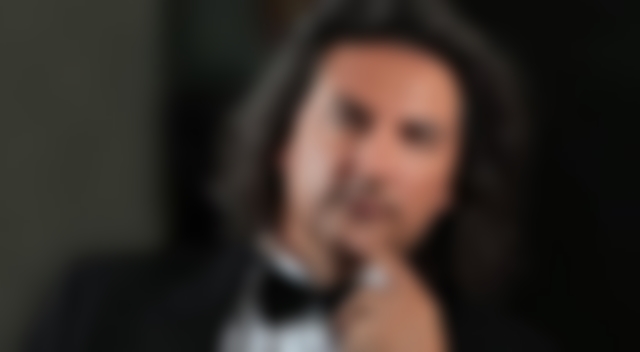 Ünlü Sanatçı Yine Soyundu