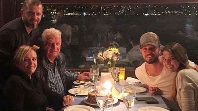 Ünlü şarkıcı, babasının doğum gününü kutladı