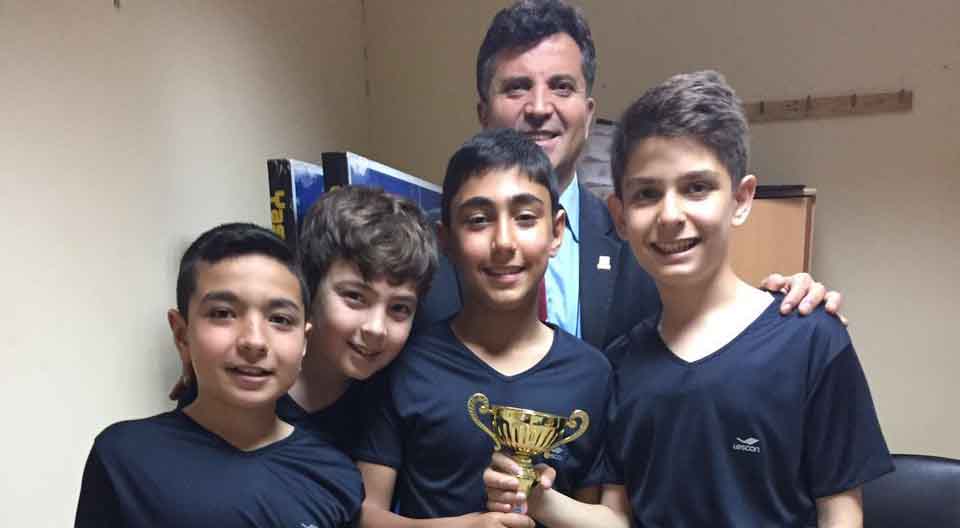 ÜRKMEZLİ GENÇLER MASA TENİSİNDE ŞAMPİYON