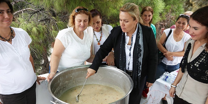 URLALI KADINLAR ATA TOHUMLARIYLA AŞURE YAPTI