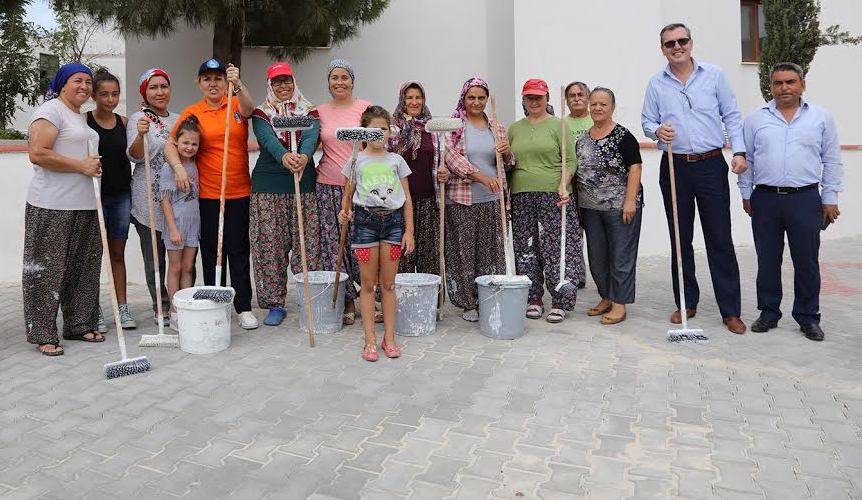 URLA’NIN KÖYLERİ BAYRAMA BOYANARAK HAZIRLANIYOR