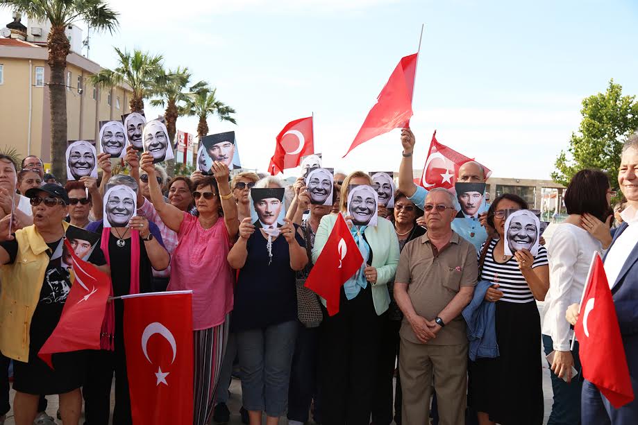 Urla Zübeyde Ana'sına sahip çıktı