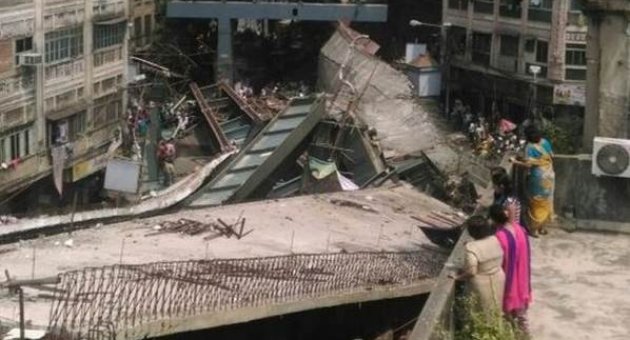 Üst geçit çöktü! En az 10 ölü