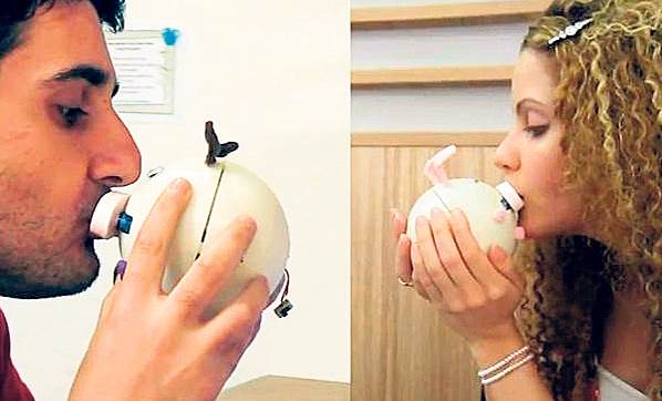 Uzaktaki sevgili için sanal öpüşme cihazı yapıldı