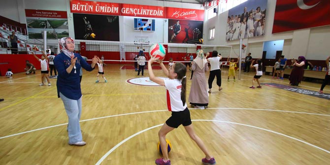 Voleybolcular anneleriyle top oynadı